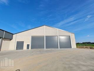 Functionele en ruime <strong>magazijnruimte van +/- 2.100 m²</strong>, strategisch gelegen langs de N50 in Oostkamp. Dankzij de ligging op korte afstand van de E40 (afrit Oostkamp) geniet het pand van een uitstekende bereikbaarheid en een vlotte verbinding richting Brugge, Kortrijk en de E403.<br /><br />Het geïsoleerde magazijn beschikt over een vrije hoogte variërend van +/- 5,95 m tot maar liefst 10,53 m en is toegankelijk via drie sectionaalpoorten van 6m op 6m en afzonderlijke toegangsdeur. De ruimte is voorzien van verlichting, een betonvloer, elektriciteit, water en een toilet met wastafel.<br />Daarnaast beschikt het terrein over ruime parkeer- en manoeuvreerruimte, wat een vlotte logistieke werking mogelijk maakt.<br />Ook verharde buitenruimte beschikbaar.<br /><br />Een interessante locatie voor bedrijven die op zoek zijn naar een ruime en goed bereikbare opslag- of magazijnruimte langs een belangrijke commerciële verbindingsweg.<br /><br /><strong>Onmiddellijk beschikbaar.</strong><br />Gelegen in agrarische zone, enkel opslag mogelijk.<br /><br />Contacteer <strong>PANORAMA B2B </strong>voor bijkomende inlichtingen, plannen of een vrijblijvend plaatsbezoek via <strong>0479 70 70 73</strong>.