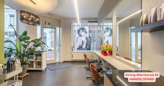 Het gebouw bestaat momenteel uit een handelspand op het gelijkvloers en 2 appartementen op de bovengelegen verdiepingen.

De handelsruimte (66 m²) op het gelijkvloers doet dienst als kapperszaak. Dankzij de praktische indeling leent deze ruimte zich voor diverse commerciële activiteiten, doch hoeft deze ruimte geen handelszaak te blijven.

Op de 1ste verdieping vinden we een studio (66 m²). De studio straalt charme uit, dankzij de hoge plafonds en de authentieke, houten vloer. De witte keuken beschikt over een keramische kookplaat en wasbak. De badkamer is voorzien van een douche in bad, toilet en lavabo.

Op de 2de verdieping bevindt zich een duplex appartement. We komen binnen in de ruime woonkamer met open keuken (57 m²). De praktische keuken is uitgerust met een inductiekookplaat, combi-oven, steamer, afwasmachine en wasbak. Achter de keuken vinden we de badkamer, die voorzien is van een bad, toilet en dubbele lavabo. De drie ruime kamers (30, 17 en 16 m²) bevinden zich op de bovengelegen verdieping. Deze beschikken allen over ingemaakte kasten.

Daarnaast is er een ruime kelder (41 m²), waar de aansluitingen voor wasmachine en droogkast voorzien zijn en waar zich tevens een extra douche bevindt.

Dit pand wordt verwarmd op stookolie, maar een overschakeling naar aardgas is mogelijk. De ramen zijn van dubbel glas (hout- en pvc-profielen). Het pand heeft EPC-attesten met labels C en D, waardoor er geen renovatieverplichting geldt. De elektriciteit is niet conform het AREI.