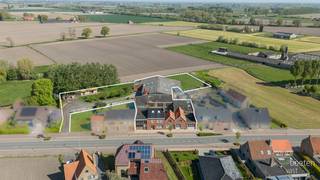 Alveringem: polyvalent eigendom met woonhuis en loodsen en met tal van mogelijkheden op strategische ligging op 4.672m² totale grondopp.Dit...
