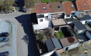 <p><span>Verrassend ruime gezinswoning in het hart van Borgloon met Z-W terras en garage.</span><span><br /><br />Deze ruime gezinswoning biedt maar liefst 241 m² bewoonbare oppervlakte en combineert karakter<br />met hedendaags wooncomfort. De ligging is uitstekend pal in het centrum van Borgloon, <br />Dankzij zijn centrale ligging combineert de woning comfortabel wonen met een uitstekende <br />bereikbaarheid. Een bijzondere troef van deze woning is de indeling met twee afzonderlijke toegangsdeuren:<br />één voor de privéwoning en één voor de polyvalente ruimte. <br /><br />Bij het betreden van de woning komt u terecht in een inkomhal die toegang biedt tot <br />de gezellige leefruimte. Aansluitend bevindt zich een veranda die zorgt voor extra licht en </span></p><p><span>ruimtebeleving. De woning beschikt over een mooie, praktische keuken met aansluitend een</span></p><p><span>wasberging en een badkamer met toilet en douche en lavabo.</span></p><p><span>Op het gelijkvloers bevindt zich bovendien de aparte praktijkruimte, perfect ingericht <br />voor professioneel gebruik. Op de eerste verdieping bevinden zich twee ruime slaapkamers en</span></p><p><span>een badkamer. De zolderverdieping werd ingericht als een derde slaapkamer, wat zorgt voor</span></p><p><span>extra woonruimte of een ideale hobby- of bureauruimte. Deze kamer heeft een ensuite dressing.<br /><br /></span></p><p><span>Buiten geniet u van een aangenaam terras met tuinberging en een gunstige zuidwestelijke <br />oriëntatie, waardoor u optimaal kan profiteren van de namiddag- en avondzon. <br />Verder beschikt de woning over een garage, wat zorgt voor extra comfort en <br />praktische opbergruimte. Er is een kelder aanwezig, voorzien van een waterontkalker.</span></p><p><span> </span></p><p><span>+3 ruime slaapkamers</span></p><p><span>+2 badkamers</span></p><p><span>+garage</span></p><p><span>+Z-W gerichte tuin met terras en tuinhuis</span></p><p><span>+extra multifunctionele ruimte met aparte ingang (praktijk, bureau, speelkamer of hobbyruimte)<br /><br />Kortom, een veelzijdige woning met tal van mogelijkheden, ideaal voor wie centraal wil <br />wonen en eventueel wonen en werken wil combineren.<br /><br />Interesse? Neem gerust contact op 012 26 22 05 voor meer informatie of een bezoek ter plaatse.</span></p>
