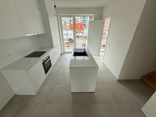 Maison neuve située autour d’une cour intérieure calme à Diegem, comprenant : hall d’entrée, cuisine ouverte entièrement équipée avec espace...