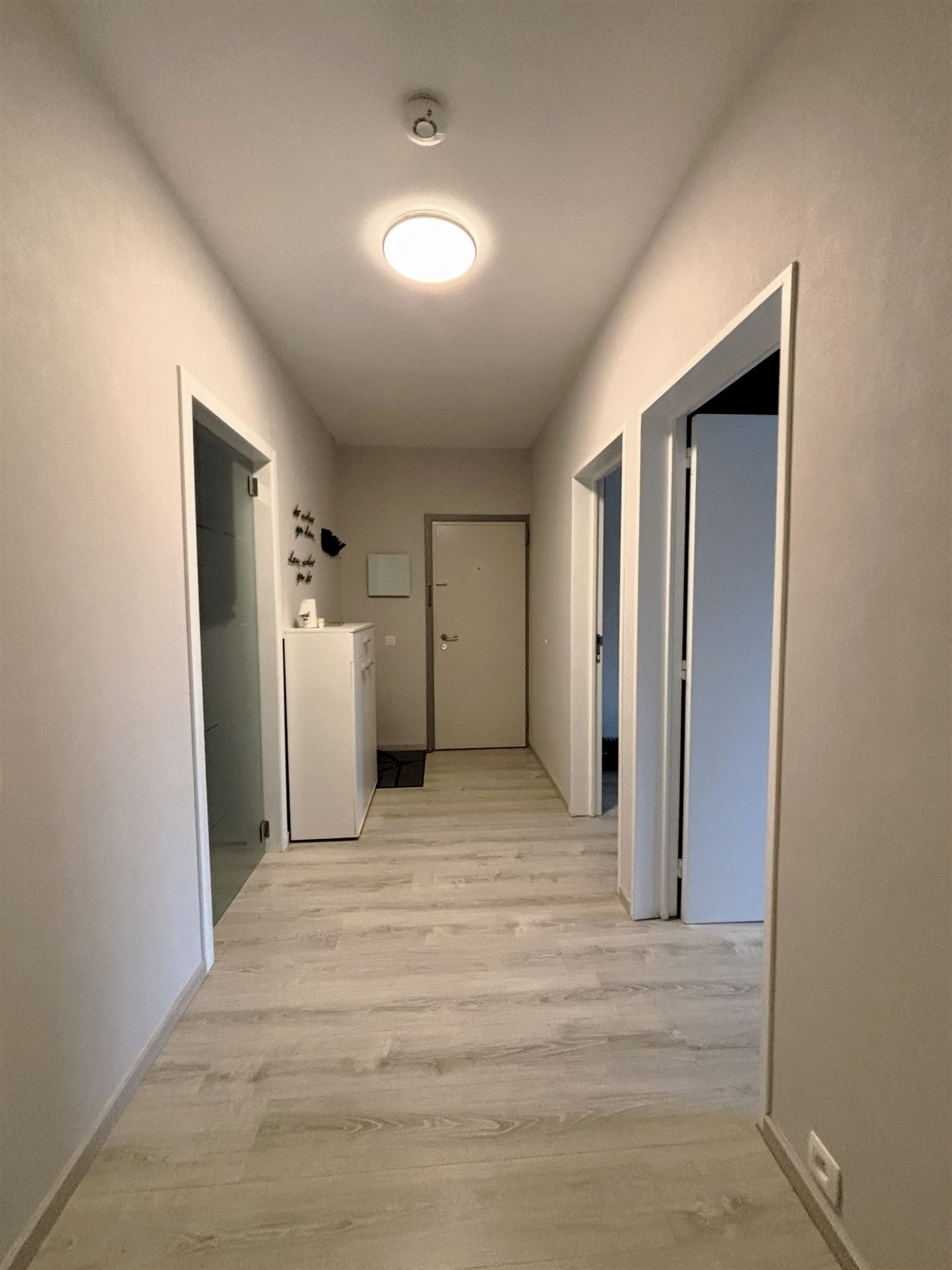 Ruim appartement met 2 slaapkamers en inpandige autostaanplaats - foto 4