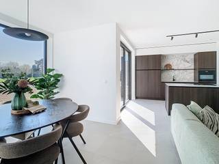 <strong>Moderne halfopen gezinswoning met 3 slaapkamers, ruime tuin en garage</strong><br /><br />Op zoek naar een woning waar comfort, ruimte en uitstraling perfect samenkomen? Deze recente halfopen bebouwing op een perceel van 3a 74ca heeft alles in huis om u meteen te overtuigen.<br /><br />Met een bruto bewoonbare oppervlakte van 148,85 m² geniet u hier van een aangename woonbeleving. De woning straalt hedendaagse klasse uit dankzij haar moderne architectuur en verzorgde afwerking, terwijl de halfopen structuur zorgt voor extra lichtinval en een open, luchtig gevoel.<br /><br />Binnenkomen doet u in een lichtrijke leefruimte waar gezelligheid centraal staat. Grote raampartijen zorgen voor een vlotte verbinding met buiten en laten het daglicht rijkelijk binnenstromen. De open keuken vormt het kloppend hart van de woning en is afgewerkt met een hoogwaardig keramisch werkblad en spatwand. Het ruime keukeneiland met praktische dubbele kastenwand biedt extra opbergruimte en maakt het de ideale plek om te koken én te genieten met familie en vrienden.<br /><br />Op de bovenverdieping vindt u drie volwaardige slaapkamers, perfect voor gezinnen of wie extra ruimte wenst voor een bureau of hobbykamer. De moderne badkamer is uitgerust met een royale inloopdouche en biedt alle comfort voor het dagelijkse leven, aangevuld met een apart toilet.<br /><br />Ook buiten wordt u verwend: de zuidgerichte tuin is volledig omheind en vormt een heerlijke plek om in alle privacy te ontspannen. Het terras nodigt uit tot lange zomeravonden, terwijl de tuinberging zorgt voor extra praktische opbergruimte.<br /><br />Tot slot beschikt de woning over een garage, wat het wooncomfort nog verder verhoogt.<br /><br />Deze woning is volledig instapklaar en tot in de puntjes afgewerkt, inclusief schilderwerken en stijlvolle verlichtingsarmaturen, zodat u zonder zorgen kan verhuizen.<br /><br /><strong>Waarom deze woning een buitenkans is:</strong>
<ul>
<li>Moderne halfopen bebouwing met veel lichtinval</li>
<li>Perceel van 3a 74ca</li>
<li>148,85 m² bewoonbare oppervlakte</li>
<li>3 volwaardige slaapkamers</li>
<li>Hoogwaardige keuken met keramisch werkblad en eiland</li>
<li>Zuidgerichte, aangelegde tuin met omheining en tuinberging</li>
<li>Volledig instapklaar, inclusief schilderwerken en verlichting</li>
<li>Moderne badkamer met inloopdouche</li>
<li>Garage aanwezig</li>
</ul>
<br />Kortom: een instapklare en stijlvolle gezinswoning waar u meteen kan genieten van comfort en kwaliteit.<br /><br />Interesse? Contacteer Valère Vangeel vandaag nog via 0472 323 424 of valere@vestio.com.<br />
