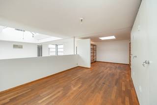 Cette maison moderne, conçue par l'architecte belge Georges Baines, symbolise le modernisme intemporel en harmonie avec l'architecture...