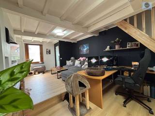 <p><span>WONING MET 2 KAMERS, GARAGE EN TUIN</span></p><p><span>Vraagprijs : 249.000 euro</span></p><p><span> </span></p><p><span>Ideaal gelegen woning nabij stadscentrum Geraardsbergen, winkels, scholen en openbaar vervoer.</span></p><p><span> </span></p><p><span>Beneden treft u de living, keuken, badkamer voorzien van lavabo, toilet en douche.</span></p><p><span> </span></p><p><span>De bovenverdieping bestaat uit 1 grote kamer die gesplitst kan worden en een vaste trap naar de zolderkamer.</span></p><p><span> </span></p><p><span>Vooraan geniet u van een zonnige tuin en een terras aanwezig.</span></p><p><span> </span></p><p><span>TROEVEN : - Epc C = geen renovatieverplicht</span></p><p><span>                      - ideale starterswoning</span></p><p><span>                      - asbestveilig</span></p><p><span>                      - warmtepomp aanwezig</span></p><p><span> </span></p><p><span>Voor info of bezoek bel Dylan op 0489/544.69.99 of mail naar dylan@svena.be</span></p><p><span> </span></p><p><span>Stedenbouwkundig uittreksel/inlichtingen in aanvraag!</span></p><p><span>Deze gegevens zijn louter informatief en wij kunnen niet aansprakelijk gesteld worden voor eventuele onjuistheden.</span></p><p><span>De bewoonbare oppervlakte is slechts indicatief.</span></p><p><span> </span></p><p><span> </span></p>