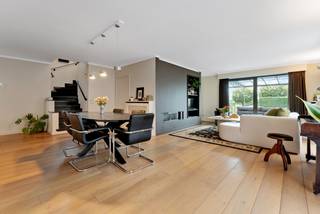 Deze vrijstaande energiezuinige woning is centraal gelegen nabij de Nederlandse grens en oprit van de E19. Deze goed onderhouden eigendom is voorzien van een inpandige garage, 4slpks, bureau/tv-kamer, woonkamer, keuken, badkamer, zolder, fraaie tuin met overdekt terras en vijver.<br /><br />Indeling:<br />Gelijkvloers:<br />De woning is te betreden via de ruime inkomhal met vestiairekast en gastentoilet. Vervolgens vinden we de gezellige woonkamer met gaskachel terug, deze is voorzien van een eikenhouten parket en mooi zicht op de aangelegde tuin. Aansluitend aan deze ruimte bevindt er zich een extra tv-kamer of bureauruimte met zonnescreens. De keuken is apart en voorzien van gasvuur, dampkap, koelkast, vaatwasmachine, combi-oven en schuifraam naar terras en tuin. Deze is tijdloos afgewerkt. Naastliggend is een praktische kelderberging voorzien. Tot slot bevindt er zich op de gelijkvloerse verdieping een inpandige garage voorzien van kastruimte en een achterinkom met apart toilet en technische ruimte/wasplaats.<br /><br />Eerste verdieping:<br />De eerste verdieping beschikt over een ruime nachthal met ingemaakte kasten. Aansluitend op deze hal zijn 4 slaapkamers te betreden met ingemaakte kasten en waarvan één voorzien is van een luik naar een ruime zolder. De badkamer is recentelijk vernieuwd en voorzien van een inloopdouche, badkamermeubel met 2 wastafels en toilet. <br /><br />Tuin:<br />De tuin is zeer gezellig aangelegd en voorzien van een overdekt terras met zicht op een tuinvijver. Bovendien bevindt er zich hier een praktische tuinberging met wateraansluiting en elektriciteit.<br /> <br />Bijzonderheden:<br />- Warmtepomp in combinatie met zonnepanelen en zonneboiler<br />- Energiezuinige woning (EPC B)<br />- Interessante locatie nabij Nederlandse grens en oprit autosnelweg<br />- Gezellig aangelegde tuin met overdekt terras en tuinvijver<br />- Conforme elektriciteitskeuring