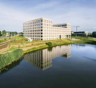 Kantoren te huur in het nieuwbouw kantorencomplex 'Beneluxpark' in Kortrijk. <br /><br />Uitrusting:<br />- Diverse oppervlaktes beschikbaar ;<br />- 2 ondergrondse parkeergarages ;<br />- Polyvalente zaal voor 500 gasten ;<br />- Restaurant (in house) ;<br />- Binnentuin ;<br />- Een overdekte fietsenstalling. <br /><br />Specificaties:<br />- Elektrische laadpalen ;<br />- Zonnepanelen ;<br />- Klimaatplafonds ;<br />- Douches ;<br />- Luchtgroepen voor warmte- en vochtrecuperatie ;<br />- Buitenzonnewering ;<br />- Hergebruik regenwater ;<br />- Vraaggestuurde ventilatie.<br /><br />Ligging:<br />- nabij de autosnelwegen E17 en E403<br />- nabij de Ring R8 van Kortrijk <br />- gelegen in een bedrijvenpark<br />- nabij het centrum van Kortrijk<br /><br />Op zoek naar een kantoor in Kortrijk? Contacteer ons voor meer informatie of een bezoek ter plaatse op het nummer 056 21 11 11.