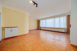 Very bright and well maintained apartment with elevator in a small apartment block is for sale at Karel Mestdaghplein 11 in Wilrijk, not far from...