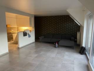 Dit appartement is gelegen in het bruisende centrum van Sleidinge nabij talrijke faciliteiten.Het appartement bevindt zich op de 2e verdieping. (lift...