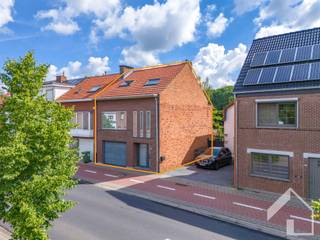 <p><span>Goed onderhouden bel-etagewoning met 3 slaapkamers nabij centrum Brasschaat</span></p><p><span> </span></p><p><span>Gelegen nabij het groen en de rust van natuurdomein"de inslag", op wandelafstand van de golf van Brasschaat en in de directe nabijheid van het centrum met een vlotte verbinding richting Antwerpen en Nederland, kan je deze goed onderhouden woning terugvinden. </span></p><p><span> </span></p><p><span>Het betreft een bel-etage woning met inpandige garage, een ruime inkomhal met vestiaire, een slaapkamer of multifunctionele ruimte met veel licht en een praktische wasplaats met toegang tot de tuin. Op de eerste verdieping treffen we een gastentoilet, een zeer ruime leefruimte met haard en een ruime geinstalleerde keuken met toegang tot terras en prachtig zicht over de tuin. Op de tweede verdieping zijn er twee volwaardige slaapkamers, een ruime badkamer en een bureel/hobbyruimte. </span></p><p><span> </span></p><p><span>EPC label E - renovatieplichtig</span></p><p><span>Toplocatie</span></p><p><span>Rolluiken</span></p><p><span>Geen maatregelen in het Vlaams Handhavingsplatform</span></p><p><span>Vele mogelijkheden</span></p><p><span> </span></p><p><span>Zin om de handen uit de mouwen te steken en je eigen thuis te creëren op een toplocatie? We begeleiden jullie graag.</span></p><p><span>Ook voor een waardebepaling van je eigen woning kan je bij ons terecht.</span></p><p><span> </span></p><p><span>Contacteer Immo Matrix-Kolum voor meer info en plan uw bezoek.</span></p><p><span> </span></p>