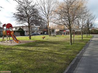 De Haan - Vosseslag, leuk energiezuinig appartement met 1 slaapkamer op de eerste verdieping.   Tof gelegen aan groen pleintje Doornput met voldoende parkeergelegenheid, op 800 meter van de zee, nieuwe ramen, geïsoleerd dak, lage gemeenschappelijke kosten ! (€ 25/maand) in een rustig gebouw.   Geschikt voor voor hoofdverblijfplaats.