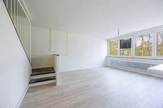 Gerenoveerd duplexappartement met 2 slaapkamers<br /><br />INDELING<br />1ste VERDIEPING<br />Inkomhal met gastentoilet<br />Vestiare onder trap<br />Woonkamer <br />Open keuken voorzien van een corian werkblad, een koelkast, inductiekookplaat, afzuigkap, combi-oven, afwasmachine en dubbele spoeltafel<br />Balkon met zicht op bosrijke omgeving<br /><br />2de VERDIEPING<br />Slaapkamer 1 (13m²)<br />Slaapkamer 2 (13m²)<br />2 bergingen<br />Badkamer voorzien van inloopdouche, badmeubel en toilet, aansluiting voor wasmachine.<br /><br />BUITEN<br />Overdekte parkeerplaats onder het gebouw. (Verplicht bij aan te kopen aan 20.000€)<br /><br />BIJZONDERHEDEN<br />Volledig gerenoveerd in 2026<br />Instapklaar<br />Lift aanwezig<br /><br />POSITIEVE ASPECTEN<br />Centrale maar rustige ligging.<br />Ideaal als opbrengsteigendom.<br />Snelle beschikbaarheid<br />EPC ‘C’<br />Elektriciteit conform