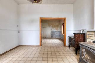 <p><span>Karaktervolle woning met potentieel en vergezicht te Boutersem</span></p><p><span>Bent u op zoek naar een woning die u volledig naar eigen smaak kan renoveren én tegelijk beschikt over grote volumes en charme? Dan is deze ruime woning in het landelijke Boutersem absoluut een bezoek waard.</span></p><p><span>Deze te renoveren woning biedt vandaag 3 volwaardige slaapkamers, met bovendien de mogelijkheid om op de ruime zolderverdieping eenvoudig een 4e en zelfs 5e slaapkamer te creëren. Ideaal voor grote gezinnen, thuiswerkers of wie extra hobby- of logeerruimte wenst.</span></p><p><span>Een van de blikvangers is het prachtige open vergezicht over de achterliggende velden en het landschap. Hier geniet u dagelijks van rust, licht en een gevoel van ruimte.</span></p><p><span>Dankzij de gevelbreedte van maar liefst 9 meter geniet de woning van een aangename openheid en tal van indelingsmogelijkheden. De hoge plafonds versterken bovendien het ruimtelijke gevoel en geven de woning extra karakter en charme.</span></p><p><span>Buiten vindt u een gezellige kleine tuin waar u in alle rust kan genieten van het groene uitzicht mits afbraak van de houten schutting.</span></p><p><span>Troeven op een rij:</span></p><ul><li><span>Te renoveren woning met veel potentieel </span></li><li><span>Open bebouwing</span></li><li><span>3 slaapkamers + mogelijkheid tot 2 extra kamers op zolder </span></li><li><span>Prachtig vergezicht over velden en landschap </span></li><li><span>Brede gevel van 9 meter </span></li><li><span>Hoge plafonds met veel charme </span></li><li><span>Kleine, onderhoudsvriendelijke tuin </span></li><li><span>Rustige ligging in het groene Boutersem</span></li><li><span>Ruime, bruikbare kelder voor extra opbergmogelijkheden</span></li></ul><p><span> </span></p><p><span>*gelet op het huidig energielabel is de woning onderhevig aan de renovatieplicht.</span></p><p><span> </span></p><p><span>Benieuwd of deze woning is wat u zoekt? Vraag je bezoek aan via <span>info@immolivit.be</span></span><span> of 016 15 31 15</span></p>