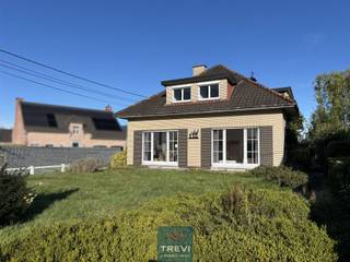 Herne, prachtige klassieke villa met magnifieke ruimtes en een enorm potentieel. De woning bestaat uit een ruime inkomhal met apart toilet...