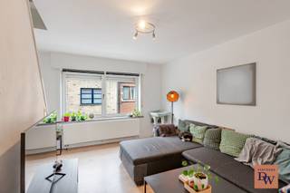 Welkom in deze instapklare woning die meteen een gevoel van warmte en gezelligheid uitstraalt. Dankzij de overvloed aan natuurlijk licht geniet je hier van een aangename woonervaring op een uitstekende locatie, op slechts 200 meter van het station en het centrum van Zottegem.<br />Bij het binnenkomen word je verwelkomd in een lichtrijke living met aansluitend een ingerichte keuken, ideaal voor wie houdt van comfort en gezellig samenzijn.<br />De woning beschikt over drie slaapkamers, perfect voor een gezin, een koppel dat wat extra ruimte wenst, of voor wie graag een bureau of hobbykamer voorziet.<br />Buiten geniet je van een gezellig, zuidgericht tuintje en een aangenaam terras dat rechtstreeks aansluit op de keuken — de ideale plek om tot rust te komen na een drukke dag.<br />Daarbovenop is er een garage met plaats voor twee wagens, wat een absolute troef is op deze centrale ligging.<br />Deze woning combineert ruimte, licht en comfort met een toplocatie. Ideaal voor wie wil wonen vlakbij winkels, openbaar vervoer, scholen en horeca, maar toch houdt van rust en privacy.<br /><br />Interesse in dit pareltje?<br />Neem gerust contact op:<br />wim@vastgoeddw.be of 0479/91.91.32 