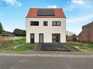 RUSTIG GELEGEN, ENERGIEZUINIGE NIEUWBOUWWONING MET 4 SLAAPKAMERS EN TUINIn een rustige zijstraat, op wandelafstand van het centrum van...