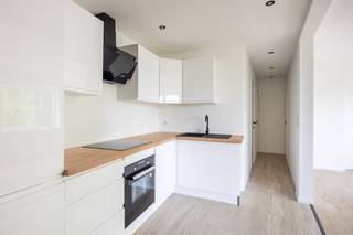 Ontdek dit charmante en kwalitatief gerenoveerde appartement in Boom, ideaal gelegen tegenover een prachtig park. Dankzij deze unieke ligging geniet u dagelijks van een groen en open uitzicht, terwijl u toch alle voorzieningen binnen handbereik heeft. Het park aan de overzijde vormt een echte meerwaarde voor wie houdt van rust, wandelen, sporten of gewoon genieten van een aangename woonomgeving.<br /><br />Het appartement beschikt over twee slaapkamers en behaalt een gunstige EPC-score B dankzij de aanwezigheid van zonnepanelen en airconditioning, wat garant staat voor een energiezuinig en comfortabel wooncomfort.<br /><br />De leefruimte wordt overspoeld met natuurlijk licht dankzij de grote raampartijen die een prachtig zicht bieden op het omliggende groen. De moderne afwerking met een lichte vloer zorgt voor een ruimtelijk en uitnodigend gevoel. De stijlvolle keuken is uitgerust met witte kasten, een houten werkblad, een inductiekookplaat en een oven, waardoor ze perfect aansluit bij het hedendaagse wooncomfort.<br /><br />Dankzij de twee gevels geniet het appartement niet alleen van een uitstekende lichtinval, maar ook van een aangename natuurlijke ventilatie. De neutrale en tijdloze afwerking vormt bovendien de ideale basis om het interieur volledig naar eigen smaak in te richten.<br /><br />Een uitstekende opportuniteit voor wie op zoek is naar een instapklaar appartement met een sterke energieprestatie, veel lichtinval en een uitzonderlijk groene ligging tegenover het park.