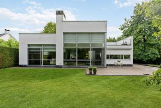 Deze prachtige energiezuinige woning is voorzien van alle modern comfort en is gelegen in een rustige en groene straat op wandelafstand van domein...