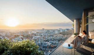 Deze ruime penthouse biedt een fantastisch panoramisch uitzicht over Gent en bevindt zich in het prestigieuze nieuwbouwproject Sint-Pieterspoort, vlak bij station Gent-Sint-Pieters. Met een bewoonbare oppervlakte van 157 m² beschikt dit appartement over drie ruime slaapkamers en twee moderne badkamers, ideaal voor gezinnen of wie extra ruimte wenst.<br /><br />De afwerking is van hoogstaande kwaliteit en er is een ruime berging aanwezig, wat optimale praktische oplossingen biedt. Het zonnige terras nodigt uit om te genieten van het uitzicht over het park en de skyline van Gent, terwijl de doordachte indeling zorgt voor een aangename en energiezuinige woonervaring. Daarnaast zorgen een fietslift en privéberging op eigen verdieping voor extra comfort en gemak.<br /><br />Deze penthouse maakt deel uit van een duurzame stadsontwikkeling met directe toegang tot de natuur van de Blaarmeersen en een uitstekende verbinding via auto, fiets en openbaar vervoer. Winkels, restaurants en het historische centrum van Gent bevinden zich op wandelafstand, waardoor u het beste van stad en natuur binnen handbereik heeft.<br /><br />Meer info: https://shorturl.at/w98o7