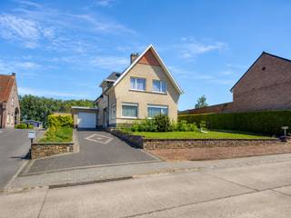 Bent u op zoek naar een open bebouwing op een rustige, landelijke locatie met heel wat ruimte en groen? Dan is deze charmante woning in het landelijke Vloerzegem absoluut een bezoek waard.<br />Bij het binnenkomen verwelkomt de ruime inkomhal u en geeft deze toegang tot de gezellige leefruimte met eetplaats. Aansluitend bevindt zich de ruime, lichtrijke keuken, die uitkijkt op de tuin. Vanuit de keuken bereikt u de aangename veranda, de ideale plek om in alle rust te genieten van het zicht op de prachtig aangelegde tuin.<br />Op de verdieping bevinden zich drie comfortabele slaapkamers en een badkamer met potentieel. Extra bergruimte is voorzien op de geïsoleerde zolder en in de ruime kelder, waar bovendien nog een douche aanwezig is.<br />Ook aan parkeergelegenheid is er geen gebrek: de woning beschikt over een ruime garage en een grote oprit met plaats voor meerdere wagens.<br />Buiten geniet u van een mooi aangelegde tuin met praktische opbergruimtes. Een absolute meerwaarde voor dierenliefhebbers of wie houdt van extra buitenruimte is de achterliggende weide met een oppervlakte van ca. 34a31ca.<br /><br />Dit pand is onderhevig aan de renovatieverplichting die door de Vlaamse overheid wordt opgelegd voor residentiële gebouwen. Meer informatie via energiesparen.be <br />Voor een bezoek, bel 054 23 53 83 of via info@localsvastgoed.be
