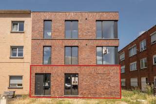 Casco handelspand met mogelijkheden<br /><br />Verkoop onder registratierechten<br /><br />Grote polyvalente ruimte<br /><br />Mog. tot aankopen parkeerplaatsen