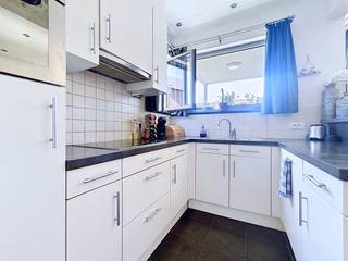 L'appartement au premier étage dispose d'un hall d'entrée spacieux, d'une salle de bains, de 2 chambres, d'un salon avec cuisine ouverte,...
