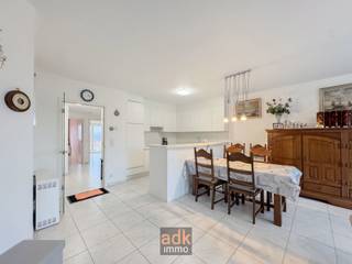 Spacieux appartement situé au 3ᵉ étage d’une résidence calme et de standing, avec ascenseur et seulement 2 appartements par étage.

Idéalement situé sur la Zeelaan à De Panne, à distance de marche du marché, de la mer et des dunes, avec une vue dégagée et ouverte sur le parc.

L’appartement dispose également d’une grande cave privative et d’un local à vélos.

📞 Contactez IMMOADK par téléphone ou SMS pour organiser une visite !