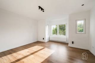 Instapklare, energiezuinige woning met 4 slaapkamers en tuin!Centraal gelegen in Hofstade bevindt zich deze instapklare en energiezuinige gezinswoning met 4 slaapkamers, een tuin en overdekte parkeerplaats!Bij het betreden van de woning komen we terecht in de inkomhal met apart gastentoilet en traphal. Verder beschikt het gelijkvloers over een praktische berging en een ruime, volledig geïnstalleerde leefkeuken met kookeiland. Dankzij de rechtstreekse toegang tot de tuin geniet je hier van een aangename verbinding tussen binnen en buiten.Op de eerste verdieping bevinden zich 2 volwaardige slaapkamers en een badkamer uitgerust met een ligbad en dubbele lavabo. Via een vaste trap bereiken we de tweede verdieping, die volledig eveneens werd ingericht met 2 mooie slaapkamers.Buiten geniet je van een aangename private tuin en een overdekte parkeerplaats, een absolute meerwaarde!Extra troeven: instapklaar, energiezuinig, centrale ligging, dubbele beglazing en centrale verwarming op aardgas.Kortom, de ideale gezinswoning voor wie comfortabel en energiezuinig wil wonen op een centrale locatie in Hofstade!Bezoek na afspraak met Immo Beguin: tessa@immobeguin.be