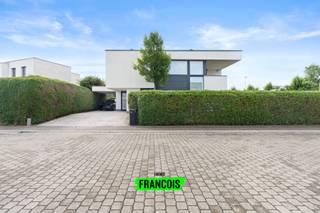 Welkom in deze prachtige, eigentijdse woning die meteen indruk maakt door haar moderne architectuur, optimale energiezuinigheid (E-peil E29)...