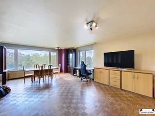 <p><span>Bienvenue dans ce spacieux appartement d'angle lumineux situé à Berchem, un quartier agréable avec de la verdure à proximité et des connexions faciles au centre-ville. Cette propriété dispose de 2 chambres à coucher et d'une salle de bain et offre une disposition confortable et pratique avec beaucoup de potentiel pour finir à votre propre goût.</span></p><p><span> </span></p><p><span>Dès l'entrée, le hall d'entrée spacieux attire l'attention, menant à un grand salon où la lumière du jour pénètre abondamment. Le salon forme un espace de vie agréable avec suffisamment d'espace pour un coin salon et une salle à manger séparée. Une cheminée chaleureuse ajoute de la chaleur et du caractère, ce qui est idéal pour passer des soirées agréables à la maison.</span></p><p><span> </span></p><p><span>La cuisine est fonctionnelle et spacieuse, avec beaucoup d'espace de rangement et de plan de travail. Depuis la cuisine, vous bénéficiez de la lumière naturelle et d'une vue agréable sur les environs. Il y a de la place pour une table à manger à proximité, ce qui permet de concilier cuisine et plaisir.</span></p><p><span> </span></p><p><span>Les deux chambres offrent une grande flexibilité : utilisez-les comme chambres à coucher, chambres d'enfants ou chambres d'amis, ou créez un bureau à domicile avec un environnement de travail calme. La salle de bains soignée est pratique et ne nécessite que peu d'entretien.</span></p><p><span> </span></p><p><span>Autour de la maison se trouve un espace vert avec des vues sur les arbres et des espaces semblables à un parc, ce qui contribue à une sensation de vie détendue. Un parking est disponible dans la rue et le quartier offre de nombreuses facilités telles que des magasins, des transports publics et d'autres commodités.</span></p><p><span> </span></p><p><span>En résumé, cet appartement combine espace, lumière et commodité dans un quartier populaire de Berchem. Il s'agit d'une excellente opportunité pour les débutants, les familles ou ceux qui recherchent une maison spacieuse avec la possibilité de la rénover selon leur propre style. Contactez-nous dès aujourd'hui pour une visite.</span></p>