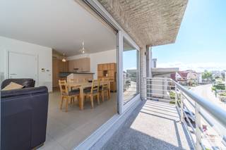 n de stijlvolle en kleinschalige Residentie Prestige bevindt zich dit instapklare hoekappartement. Rustig gelegen en toch vlak bij de Zeedijk, tramhalte en winkels. Ideaal voor vaste bewoning of als tweede verblijf aan zee.<br /><br /><strong>Indeling</strong>
<ul>
	<li>Lichtrijke hoekleefruimte</li>
	<li>Aansluitende keuken</li>
	<li>Twee slaapkamers aan de achterzijde</li>
	<li>Badkamer met douche en wastafel</li>
	<li>Afzonderlijk toilet</li>
</ul>
<strong>Troeven</strong>

<ul>
	<li>Gemeubeld aangeboden</li>
	<li>Buitenstaanplaats inbegrepen</li>
	<li>Gordijnen aanwezig</li>
	<li>Rolluiken aan de achterzijde</li>
	<li>Centrale verwarming op gas</li>
	<li>Mogelijkheid om afzonderlijk een garage aan te kopen in een nabijgelegen complex</li>
	<li>Kleinschalige residentie met slechts drie appartementen</li>
	<li>Rustige ligging vlak bij zee en openbaar vervoer</li>
</ul>
Een verzorgd en praktisch appartement op een uitstekende locatie. Zeker een bezoek waard!