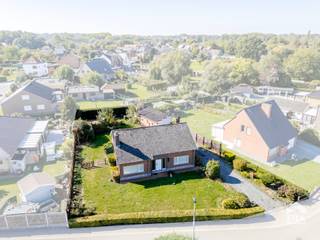 <p>Op zoek naar een villa met <strong>3 slaapkamers</strong>, een <strong>rustige ligging</strong> op een <strong>gunstige locatie</strong>, dichtbij het <strong>openbaar vervoer</strong> en <strong>belangrijke verbindingswegen</strong>, én de mogelijkheid om gelijkvloers te wonen? Gevonden!</p>

<p>De woning biedt dankzij de <strong>ruime leefruimtes</strong> en <strong>grote raampartijen</strong> een aangenaam en lichtrijk woongevoel. <br /><br />Op het gelijkvloers bevinden zich de inkomhal, ruime leefruimte, eetkamer, een apart gastentoilet, een slaapkamer en een badkamer. Dankzij deze indeling is <strong>gelijkvloers wonen perfect mogelijk</strong>. Op de eerste verdieping bevinden zich nog <strong>2 slaapkamers</strong> en een <strong>zolderruimte</strong>, die kan worden gebruikt als extra bergruimte of stockage.</p>

<p>Verder beschikt de woning over een <strong>dubbele garage</strong> en een ruime <strong>oprit</strong> met plaats voor meerdere wagens.</p>

<p>De rustige ligging zorgt voor een aangename woonomgeving, terwijl u dankzij de nabijheid van het <strong>openbaar vervoer en belangrijke verbindingswegen</strong> toch geniet van een goede bereikbaarheid.</p>

<p>De stookolietank is conform tot 2031. Er geldt een renovatieplicht, waardoor de woning kan aangepast worden aan uw eigen woonwensen. Ter info: aardgas is beschikbaar in de straat voor de woning.</p>

<p><strong>Contacteer ons vandaag nog om een bezoek in te plannen via living@era.be of 053 41 40 25!</strong></p>