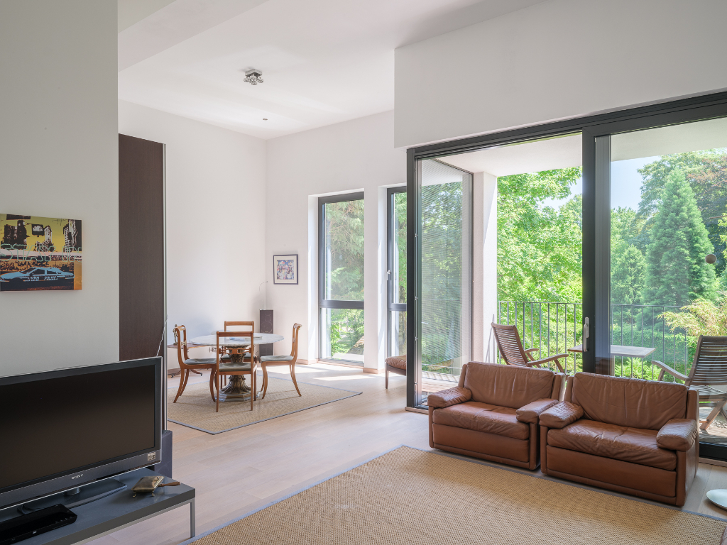 Ruim en lichtrijk 2-slaapkamerappartement met zonneterras in een groene en rustige omgeving vlakbij de Coupure. - foto 5