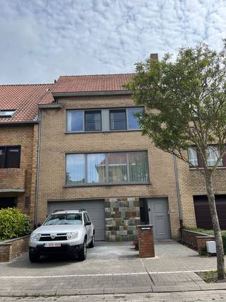 Deze ruime en verzorgde gezinswoning is gelegen in een rustige en aangename buurt en biedt alle comfort voor een gezin. De woning beschikt over drie slaapkamers. Oorspronkelijk waren er twee slaapkamers, maar door het plaatsen van een extra scheidingswand werd een derde slaapkamer gecreëerd, ideaal als kinderkamer, bureau of hobbyruimte. De badkamer is uitgerust met een ligbad en een douchemogelijkheid. De ruime en lichtrijke woonkamer met gezellige sierhaard sluit aan op de volledig uitgeruste keuken, die voorzien is van onder andere een vaatwasser, koelkast, diepvriesvak en voldoende kastruimte. Buiten geniet u van een ruim terras met een elektrisch zonnescherm en een grote tuin waar u in alle rust kunt ontspannen. Daarnaast beschikt de woning over een grote garage met voldoende plaats voor een wagen, fietsen en extra bergruimte. Achter de garage bevindt zich een praktische wasplaats en bovendien is er een zeer ruime, volledig geïsoleerde zolder die ideaal is als extra opslagruimte. De huurprijs bedraagt €1.200 per maand en de woning is beschikbaar vanaf 1 september 2026. Ben je geïnteresseerd in dit pand te huur in Oostende? Ga naar de website www.dermul.be, klik op het pand dat je wenst te huren. Via de knop "ik heb interesse" vragen we u kort een profiel in te vullen. Daarna nemen we contact op voor een bezoek. Telefonisch kunnen er geen afspraken gemaakt worden.