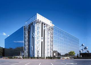 De moderne kantoorruimte van 193 m² op het vijfde verdiep is gelegen op een top-business locatie met groene omgeving, aan de voet van het Atomium...