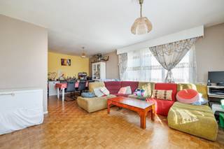 <p>Dit ruime appartement van 108 m² is gelegen op de derde verdieping van een verzorgd appartementsgebouw in Deurne-Zuid. Met drie volwaardige slaapkamers, een zuidgericht terras en veel natuurlijke lichtinval biedt het appartement heel wat ruimte en mogelijkheden.</p>
<p>Via de inkomhal bereik je de verschillende ruimtes van het appartement. Aan de voorzijde bevinden zich de ruime woon- en eetkamer met grote raampartijen en een aangenaam groen uitzicht. Aansluitend ligt de keuken.</p>
<p>Aan de achterzijde bevinden zich drie volwaardige slaapkamers. Eén van de slaapkamers geeft toegang tot het zuidgerichte terras. Verder beschikt het appartement over een badkamer met inloopdouche en wastafel, een apart gastentoilet en een privatieve kelderberging.</p>
<p>Het appartement biedt een goede basis om verder naar eigen smaak in te richten en af te werken.</p>
<p>De ligging in Deurne-Zuid is bijzonder praktisch. Het Rivierenhof bevindt zich op korte afstand en ook winkels, scholen en openbaar vervoer zijn vlot bereikbaar. Via de nabijgelegen E313, E34 en Antwerpse Ring is er bovendien een goede verbinding richting Antwerpen en de omliggende gemeenten.</p>
<p><strong>Troeven:</strong></p>
<p>• 108 m² bewoonbare oppervlakte<br />• 3 volwaardige slaapkamers<br />• Ruime en lichtrijke leefruimte<br />• Zuidgericht terras<br />• Groen uitzicht<br />• Privatieve kelderberging<br />• Lift aanwezig<br />• Centrale ligging nabij Rivierenhof, winkels en openbaar vervoer</p>
<p>Graag een bezoek ingepland?<br />Contacteer ons via jarno@groepvanhaute.be of 0492 83 88 19.</p>