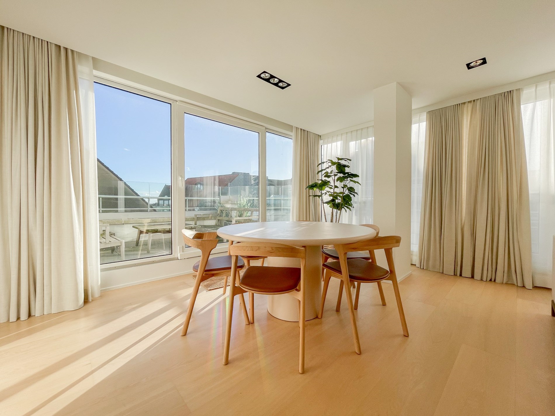 Appartement met zijdelings zeezicht en een ruim zuidwest gericht terras. - foto 2