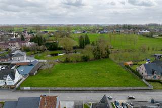 In de landelijke gemeente Deftinge bevindt zich dit te ontwikkelen perceel bouwgrond, deze grond is gelegen in een rustige en groene omgeving doch in de onmiddellijke nabijheid van openbaar vervoer en winkels. De totale oppervlakte bedraagt 4790m2, aan de straatzijde beschikt het perceel over een straatbreedte van maar liefst 84m. Deze grond kan ontwikkeld worden in meerdere loten (8 à 9 loten).<br /><br />Meer info (stedenbouwkundig advies) te verkrijgen via serge@centeroffice.be of 0485/61 59 22
