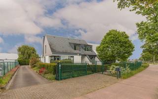 <p><span>PRIMA ONDERHOUDEN OPEN BEBOUWING MET TIJDLOZE ARCHITECTUUR, LOODS EN ZWEMBAD OP 19A 76CA.</span></p><p><span>Deze solide en ruime woning met achtergelegen atelier - loods biedt mogelijkheden voor ondernemers, mensen op zoek naar een huis met opslagruimte, hobbyruimte, ....</span></p><p><span>De centrale ligging langs de Lichterstraat en nabijheid van de N16 en A12 verzekert een optimale bereikbaarheid.</span></p><p><span>De ruime gezinswoning werd goed onderhouden en beschikt over een recente keuken, PV-installatie met 12 zonnepanelen, energiezuinige condensatieketel en airco.</span></p><p><span> </span></p><p><span>Gelijkvloers: Inkomhal / ruime, lichtrijke living met eetplaats en aangenaam salon (63 m²) afgewerkt met vloerbekleding in travertin, houtkachel / hedendaagse, kwalitatieve keuken met hoogwaardige toestellen o.a. inductiekookplaat, koffiemachine, wijnkoeler, combi-oven, vaatwasser,... / wasplaats - berging met douche / bureau / ruime garage (5,8 x 3,9m).</span></p><p><span>1ste verd.: Nachthal / master bedroom met dressing en airco (4,2 x 3,83m) / 3 slaapkamers (3,5 x 2,76m; 3,5 x 2,3m; 3,32 x 2,29m) / comfortabele badkamer met wastafel en douche.</span></p><p><span>Aangenaam terras / leuke tuin met zwembad / ruime tuinberging.</span></p><p><span>Loods met 2 sectionaalpoorten (72 m²).</span></p>