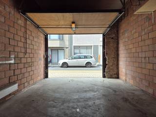 <p><span>SINT-NIKLAAS</span><span> - Ben je op zoek naar een tijdelijke garagebox in de centrum van de stad?</span></p><p><span>Dan is dit misschien jouw kans!</span></p><p><span> </span></p><p><span>Garagebox met automatische poort.</span></p><p><span>Vlakbij het centrum.</span></p><p><span>Tijdelijke verhuur (max. tot maart 2027).</span></p><p><span> </span></p><p><span>Onmiddellijk </span><span>beschikbaar</span></p><p><span>Huurprijs</span><span>: € 120 per maand </span></p><p><span> </span></p><p><span> </span></p><p><span>Interesse? Neem dan snel contact op!</span></p>