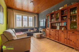 <h3><span>Gezinswoning met 3 slaapkamers &amp; tuin op centrale locatie in Zele</span></h3><h3><span> </span></h3><p><span>Ben je op zoek naar een centraal gelegen woning met tuin in het hart van Zele? Deze gezinswoning op een perceel van </span><span>2a 70ca</span><span> combineert ruimte, praktische indeling én een gunstige ligging. Lees snel verder!</span></p><p><span> </span></p><h4><span>Bij binnenkomst via de inkomhal kom je in de gezellige leef- en eetruimte, verbonden met de keuken die beschikt over een extra ontbijthoek. Aansluitend vind je de badkamer (op te frissen/vernieuwen), en een bergruimte. </span></h4><p><span>Achteraan beschikt de woning over een volledig omheinde tuin, een rustige plek om te ontspannen, spelen of tuinieren.</span></p><p><span>Eerste verdieping: Via de nachthal bereik je twee volwaardige slaapkamers en een vaste trap bereikbaar naar de tweede verdieping die momenteel ingericht als zolderruimte of extra slaapkamer. </span></p><p><span> </span></p><p><span>Kortom</span><span>, deze woning is ideaal voor wie op zoek is naar een comfortabele gezinswoning op een centrale locatie met tal van mogelijkheden. Of je nu op zoek bent naar extra ruimte, een gezellige tuin of een woning met groeipotentieel hier vind je het allemaal.</span></p><p><span>Kom zelf de troeven ontdekken tijdens een bezoek! Plan vandaag nog je afspraak en laat je verrassen door het potentieel en de charme van deze woning.<br /><br /></span></p><p><span>Bel ons via 052/55.55.55 of mail naar <span>info@immotwins.be</span></span><span>. We verwelkomen je graag voor een bezichtiging!</span></p>