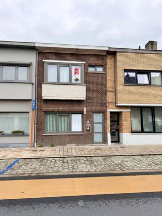 <p><span>OOSTAKKER - </span><span>Ben je op zoek naar een energiezuinige woning met tuin te Oostakker? </span></p><p><span>Dan is deze woning misschien iets voor u. </span></p><p><span> </span></p><p><span>De belangrijkste troeven in een notendop: </span></p><ul><li><span>Energiezuinige woning (EPC B)</span></li><li><span>Mogelijkheid tot elektrisch laden</span></li><li><span>Gezellige tuin met toegang tot de parking achteraan</span></li><li><span>Praktische zolderberging voor extra opbergruimte</span></li><li><span>Gunstig gelegen nabij winkels, openbaar vervoer en belangrijke verbindingswegen</span></li></ul><p><span> </span></p><p><span>Zo ziet de woning eruit: </span></p><p><span>Inkomhal met plaats voor vestiaire, open leefruimte met open geïnstalleerde keuken, badkamer met inloopdouche en een praktische berging met aansluiting voor wasmachine. </span></p><p><span>Op de eerste verdieping bevinden zich 2 slaapkamers. Via een uitklapbare trap bereik je de tweede verdieping met zolderberging. </span></p><p><span>Gezellige tuin met toegang tot de parking achteraan, waar de mogelijkheid bestaat om elektrisch te laten. </span></p><p><span> </span></p><p><span>Belangrijk: </span></p><p><span>Beschikbaar vanaf: 1/10/2026</span></p><p><span>Huurprijs: €1.350 </span></p><p><span>EPC: 150 kWh</span></p><p><span> </span></p><p><span>Voor een bezoek ter plaatse, vul zeker uw huurdersprofiel in via onze website. </span></p>