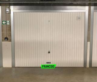 Een felbegeerde parkeerplaats in de drukke badstad gezocht? Wij bieden u de toegang aan tot het volledig afgesloten garagecomplex.Het betreft hier...