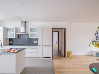 Dit modern appartement met twee slaapkamers en twee staanplaatsen beschikt over een bewoonbare oppervlakte van ca. 111 m². Uitstekend gelegen...