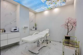 <span><span><strong>Veelzijdig handelspand in hartje Lanaken</strong></span></span><br /><span><span>Ben je op zoek naar een commerciële locatie om jouw zaak te vestigen of te investeren in een vastgoedpand met tal van mogelijkheden?<br />Dan is dit handelspand in het centrum van Lanaken, gelegen op de Stationsstraat, precies wat je zoekt!</span></span><br /><br /><span><span><strong>Centraal gelegen met maximale zichtbaarheid</strong></span></span><br /><span><span>Het pand bevindt zich pal in het centrum van Lanaken, op wandelafstand van winkels, horecazaken, scholen, banken en het openbaar vervoer. Dankzij de centrale ligging geniet je van een uitstekende passage en zichtbaarheid, wat dit pand uitermate geschikt maakt voor diverse handelsdoeleinden. Bovendien zijn er in de directe omgeving voldoende gratis parkeermogelijkheden, wat zowel voor klanten als personeel een groot pluspunt is.</span></span><br /><br /><span><span><strong>Indeling van het pand</strong></span></span><br /><span><span>Bij het betreden van het pand, kom je terecht in de winkel- of ontvangstruimte. Deze ruimte is voorzien van grote raampartijen die zorgen voor veel natuurlijk lichtinval. Via de gang heb je toegang tot twee aparte ruimtes dewelke momenteel in gebruik zijn als behandelkamer. Aan de achterzijde van het pand situeert zich nog een toiletruimte en berging. <br />Het handelspand is momenteel ingericht als schoonheidssalon, maar kan ideaal dienst doen voor detailhandel, de dienstverlenende sector of als praktijkruimte.</span></span><br /><br /><span><span><strong>Troeven en bijzonderheden</strong></span></span>
<ul>
<li><span><span>Toplocatie in het commerciële hart van Lanaken</span></span></li>
<li><span><span>Flexibele indeling geschikt voor diverse invullingen</span></span></li>
<li><span><span>Goede bereikbaarheid en parkeergelegenheid (gratis) in de buurt</span></span></li>
<li><span><span>Instapklaar of naar eigen smaak in te richten</span></span></li>
</ul>
<br /><span><span>Kortom, een multifunctioneel handelspand op een uitstekende locatie, met veel potentieel voor ondernemers of investeerders die op zoek zijn naar een waardevaste opportuniteit in het centrum van Lanaken.<br /><br />Bekijk onze <strong>virtuele tour </strong>doorheen het handelspand. </span></span><span><span><em>https://www.youtube.com/shorts/A0hc6wy_AUw</em></span></span><br /><br /><span><span>Wens je graag meer informatie of een bezichtiging, neem gerust contact met ons op via het nummer <span><strong>089 23 44 22</strong></span> of mail naar <span><strong>info@immoverslegers</strong></span>!</span></span>