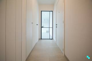 Dit recent appartement is gelegen op de tweede verdieping van de kleinschalige residentie 'De Molenwalle' in het hartje van de wijk Bosmolens op wandelafstand van alle winkels en voorzieningen (bakker, slager, vishandel, apotheek, bank, buurtwinkel, etc.) én op ca. 300m van het provinciaal domein Wallemote-Wolvenhof. Erg goede bereikbaarheid door de nabijheid van diverse invalswegen (Rijksweg/oprittencomplex E403). Het appartement beschikt over een bewoonbare oppervlakte van ca. 73 m² (volgens EPC-attest) en heeft volgende indeling: inkomhal met ingebouwde vestiairekast, gastentoilet, berging met aansluiting wasmachine, ruime leefruimte met open geïnstalleerde keuken (voorzien van koelkast, oven, microgolfoven, keramische kookplaat, dampkap, spoelbak en vaatwasmachine), één slaapkamer met aansluitend badkamer voorzien van inloopdouche en lavabomeubel. Het appartement heeft als grootste troef het zeer ruim (48,25 m²) zuidoost-georiënteerd terras. | Exclusief garagebox à 30.000 euro en inclusief bergruimte in de gemeenschappelijke hal | Lift | CV op aardgas (vloerverwarming) | 7 zonnepanelen | Vloerverwarming. Contacteer ons voor meer informatie.