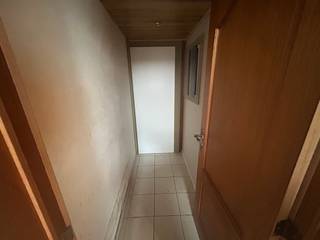 Deze charmante woning is rustig gelegen en biedt heel wat potentieel. De woning omvat een inkomhal, ruime leefruimte, keuken, badkamer en berging...