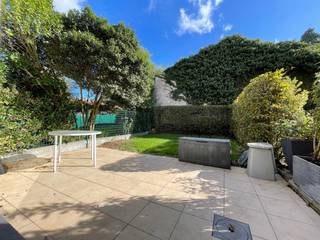 🌿 <strong>Instapklaar Gelijkvloers Appartement met Tuin – Nekkersputstraat 106B, Gent</strong><br />📍 <em>Rustig wonen vlakbij centrum Gent</em><br /><br />📅 <strong>Beschikbaar: 16 oktober 2026</strong><br /><br />In een <strong>rustige, recent heraangelegde straat</strong> in een aangename woonwijk bevindt zich dit verzorgd gelijkvloers appartement met <strong>privatief terras en tuin</strong>. Ideaal voor wie comfortabel en rustig wil wonen met een stukje buitenruimte, en toch dichtbij het stadscentrum wil blijven.Wonen in de Nekkersputstraat betekent genieten van het beste van Gent: op korte fietsafstand van het bruisende stadscentrum, maar tegelijk omgeven door het groen van De Bourgoyen.<br /><br />🏠 <strong>Het Appartement</strong><br />Je komt binnen via een inkomhal die toegang biedt tot een <strong>apart toilet met lavabo</strong>. De <strong>lichtrijke leefruimte</strong> met <strong>open, volledig uitgeruste keuken</strong> (keramische kookplaat, dampkap, oven, koelkast en vaatwasmachine) geeft via een schuifraam uit op het <strong>terras en de tuin met gazon</strong> – perfect voor ontspanning na het werk of een rustig ontbijt buiten.<br />Er is een <strong>praktische berging/wasplaats</strong>, een <strong>badkamer met ligbad en douchewand</strong> en een <strong>lavabomeubel met enkele lavabo</strong>. De <strong>slaapkamer bevindt zich aan de straatzijde (vooraan)</strong>.<br />🚲 Er is een <strong>gemeenschappelijke fietsenberging</strong> aanwezig. Parkeren kan in de straat.<br /><br />📌 <strong>Indeling</strong><br />- Inkomhal<br />- Apart toilet met lavabo<br />- Leefruimte met open keuken<br />- Terras en tuin (gazon)<br />- Slaapkamer<br />- Badkamer met bad/douche<br />- Berging / wasplaats<br />- Fietsenberging<br /><br />👥 <strong>Voor wie?</strong><br />Ideaal voor <strong>1 persoon </strong>(ideaal voor alleenstaande die rustig wil wonen).<br /><br />🛑 <strong>Belangrijk</strong><br />• Geen studenten<br />• Geen huisdieren<br />• Domicilie verplicht<br />• Individueel verbruik EGW via eigen tellers<br /><br />💰 <strong>Huurprijs</strong>: € 925/maand<br />🧾 <strong>Algemene kosten</strong>: € 40/maand<br />📅 <strong>Vrij</strong>: 16 oktober 2026<br />📑 <strong>Huurcontract</strong>: 3 jaar<br /><br />📸 <strong>Interesse?</strong> Vraag uw <strong>bezoek</strong> aan via de advertentie op de website of via <strong>www.tvevastgoed.be</strong><br />Meer info: tine@tvevastgoed.be of 0474970022<br /><br /><strong>👉 Interesse? Contacteer ons snel – dit instapklare appartement met tuin is snel verhuurd!</strong><br />