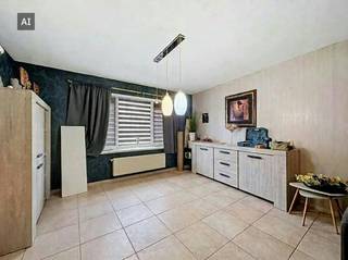 L'appartement du rez-de-chaussée est situé à deux pas du centre de Zulte et bénéficie d'un emplacement idéal à proximité de différentes routes d'accès, offrant une connexion fluide vers Waregem et Deinze. <br /><br /><br />MISE EN PAGE :<br /><br />- hall d'entrée <br />- toilettes <br />- espace de vie spacieux<br />- cuisine installée <br />- hall spacieux <br />- chambre 1<br />- chambre 2<br />- salle de bain avec lavabo et cabine de douche <br /><br />AVANTAGES :<br />+ 2 chambres<br />+ appartement au rez-de-chaussée<br />+ espace de vie spacieux <br />+ petite résidence <br />+ EPC favorable <br /><br /><br /><br />Les images générées par l’IA sont fournies en guise d'inspiration. Elles ne tiennent pas compte des spécifications techniques, ni des renseignements urbanistiques, ni des possibilités concrètes de réalisation.