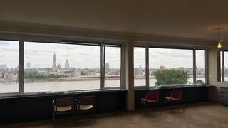 Royaal appartement-penthouse met mooi terras, rustig gelegen op Linkeroever. Hier geniet u ten volle van een overvloedige lichtinval,...